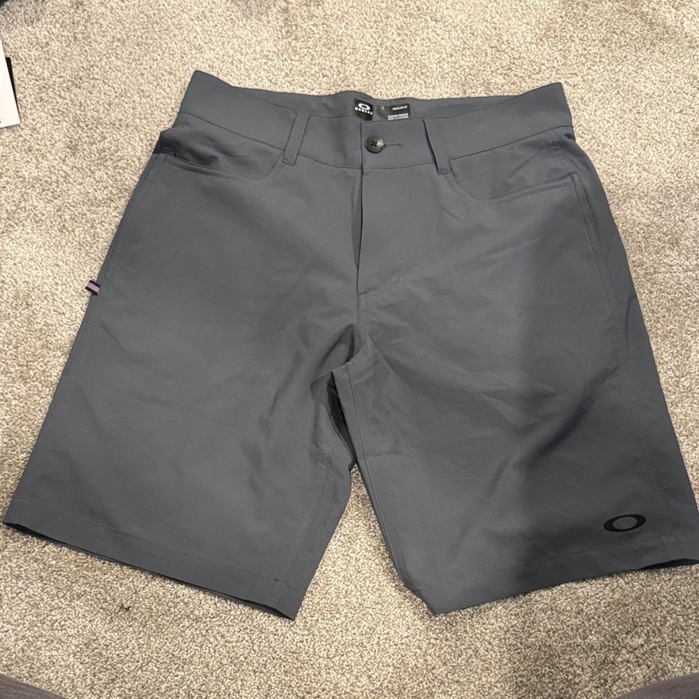 Oakley Golf Performance Shorts Gray Men’s 30 Regular Fit Flat Front Stretch